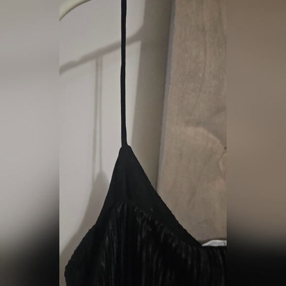 H&M Black plisse spaghetti strap top. Size Small - Picture 9 of 9